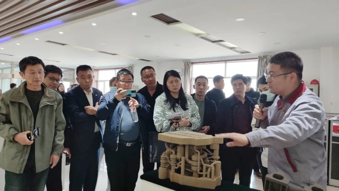 全市各縣（市、區(qū)）總工會、綜合產(chǎn)業(yè)工會、市直機(jī)關(guān)工會負(fù)責(zé)人及全市企業(yè)創(chuàng)新工作室?guī)ь^人來北雁新材料觀摩。